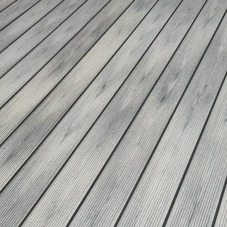WPC Terrassen Dielen Grau gestrichene Holzdielen mit deutlichen Maserungen und Fugen im Holz.