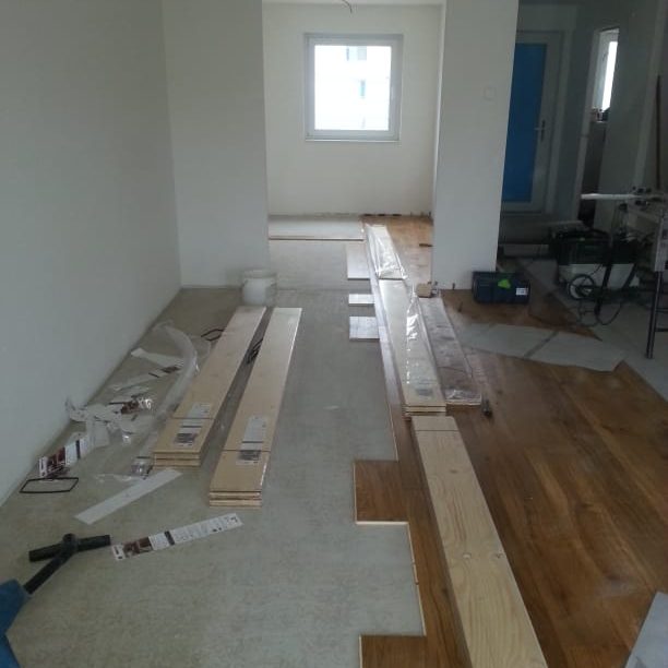 Neuverlegung von Landhausdielen Eiche Unvollendeter Bodenbelag in einem Raum mit Holz- und Teppichmaterialien.