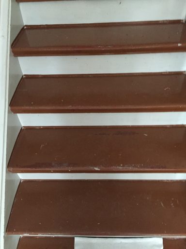 Treppe mit Ochenblut gestrichen. Vorher
